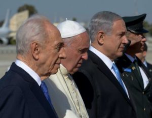 Pope Francis flanked by Israel's PM and President